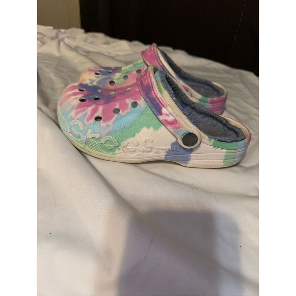 Crocs furl lined tye dye size 6